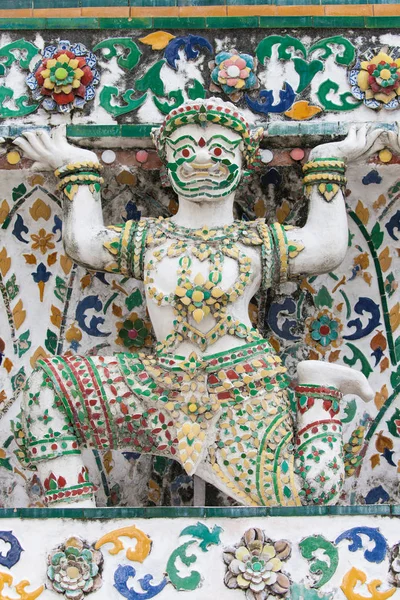 Estátua de um demônio apoiando um Prang em Wat Arun — Fotografia de Stock