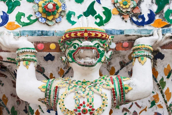 Mitológiai majom szobrot Wat Arun — Stock Fotó
