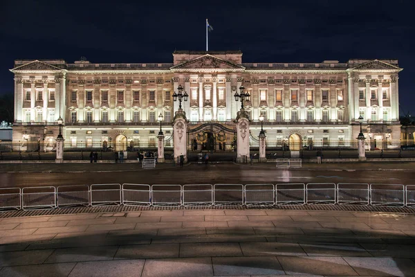 Palácio de Buckingham à noite — Fotografia de Stock