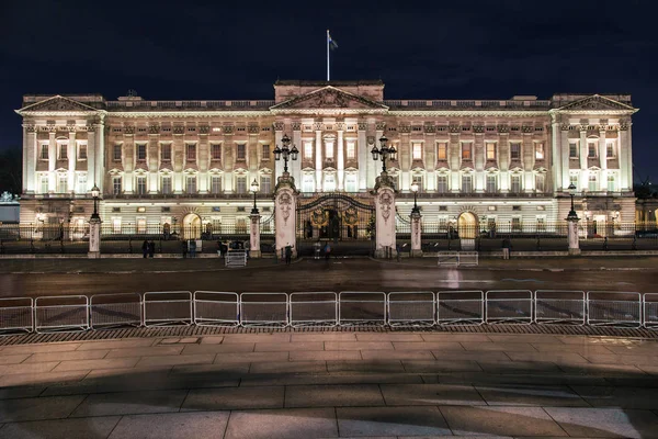 Buckingham palace på natten — Stockfoto