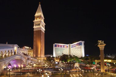 Las Vegas, Nevada - 30 Ağustos 2019: Rialto Bridge, Campanile at The Venedik Resort Hotel Casino and the Mirage Hotel and Casino in night in Las Vegas, Nevada, ABD
