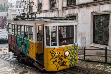 Lizbon, Portekiz - 20 Aralık 2019: Gloria Funicular Lizbon, Portekiz
