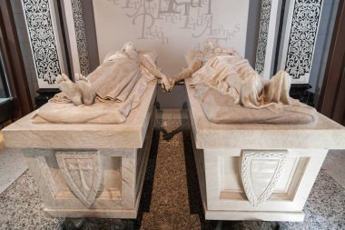 Teruel, İspanya - 17 Ağustos 2020: Isabel de Segura ve Diego de Marcilla 'nın anıtı, Teruel' in Aşıkları, San Pedro, Teruel, Spai