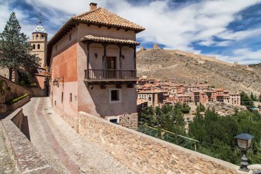Santa Maria Caddesi, Albarracin, Teruel, İspanya 'dan Albarracin manzarası