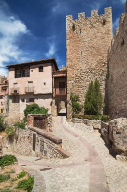 Albarracin, Teruel, İspanya 'daki duvarların yanındaki kaldırım taşı geçidi.
