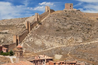 Santiago Kilise Kulesi ve Albarakin Duvarları, Teruel, İspanya.