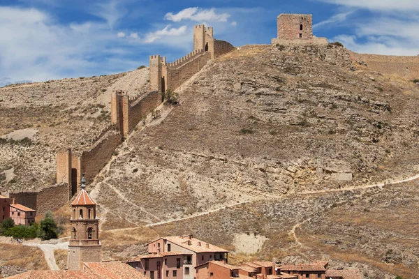 西班牙Teruel圣地亚哥教堂钟楼和Albarracin城墙 — 图库照片