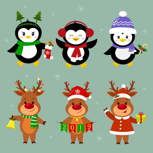 Tarjeta de Año Nuevo y Navidad. Un conjunto de tres pingüinos y tres personajes de ciervos en diferentes sombreros y poses en invierno. Caja con un regalo, dulces, calcetines, campana. Estilo de dibujos animados, vector — Vector de stock