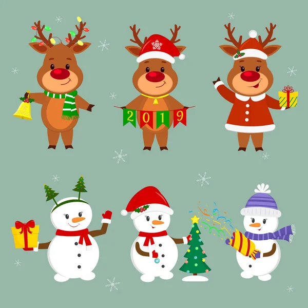 Tarjeta de Año Nuevo y Navidad. Un conjunto de tres muñecos de nieve y tres personajes de ciervos en diferentes sombreros y poses en invierno. Árbol de Navidad, caja con regalo, galleta, campana. Estilo de dibujos animados, vector — Vector de stock