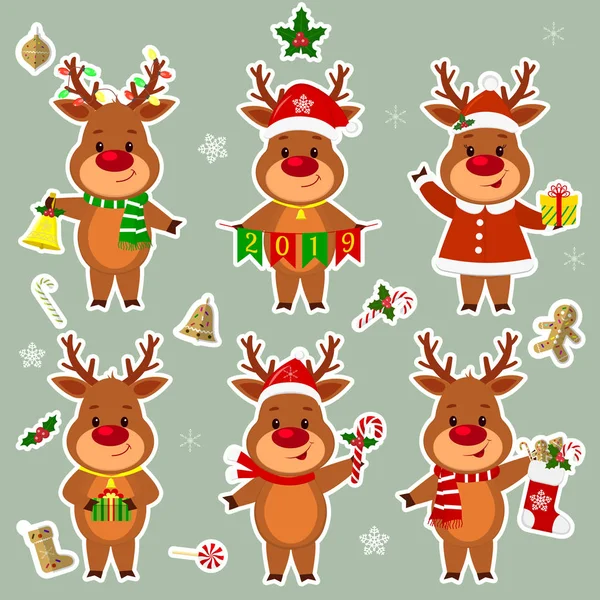 Mutlu yeni yıl ve neşeli Noel tebrik kartı altı geyik etiketleri farklı kostümleri ve pozlar beyaz Darbedeki çeşitli aksesuarlar ayarla. Karikatür ve düz stil. Vektör.