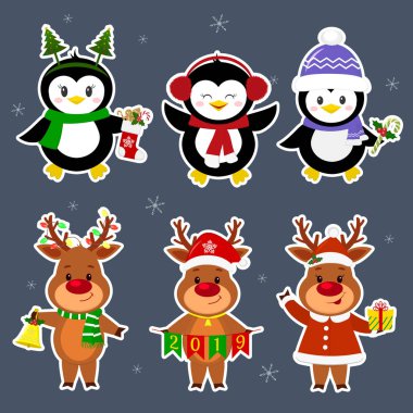Yeni yıl ve Noel kartı. Küme etiketleri üç penguenler ve üç geyik karakterleri farklı şapka ve kışın teşkil etmektedir. Bir hediye ile şeker, sock, bell kutu. Stil karikatür, vektör