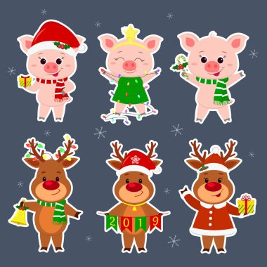 Yeni yıl ve Noel kartı. Set bir etiket üç geyik ve üç domuz karakterleri farklı şapka ve kış takım elbiseli. Hediye kutusu, şeker, yılbaşı ağacı, bell. Stil karikatür, vektör
