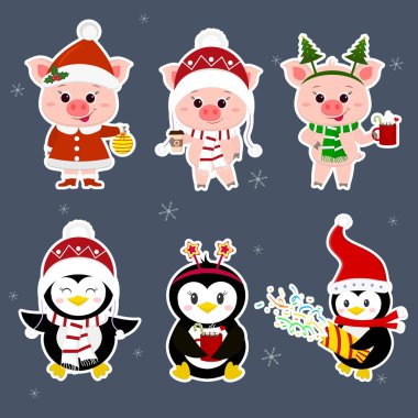 Yeni yıl ve Noel kartı. Bir dizi etiket üç domuz yavruları ve farklı şapka üç penguenler karakter ve kışın pozlar. Hediye kutusu, poppers, sıcak içecek. Stil karikatür, vektör