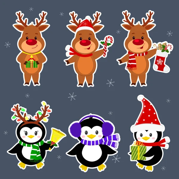 Yeni yıl ve Noel kartı. Küme etiketleri üç penguenler ve üç geyik karakterleri farklı şapka ve kışın teşkil etmektedir. Bir hediye ile şeker, sock, bell kutu. Stil karikatür, vektör