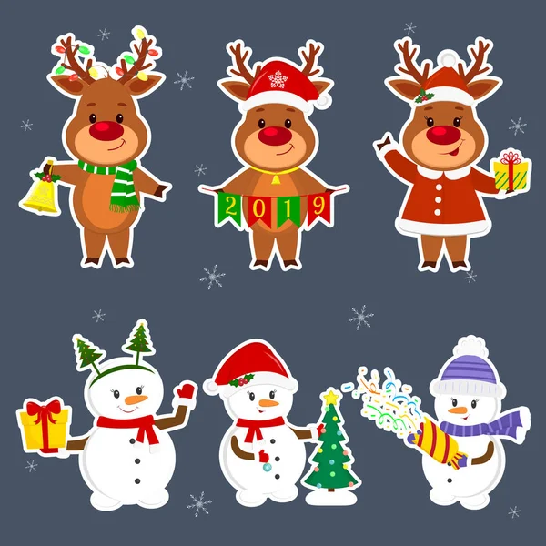 Tarjeta de Año Nuevo y Navidad. Un conjunto de pegatinas de tres muñecos de nieve y tres personajes de ciervos en diferentes sombreros y poses en invierno. Árbol de Navidad, caja con regalo, galleta, campana. Estilo de dibujos animados, vector — Vector de stock