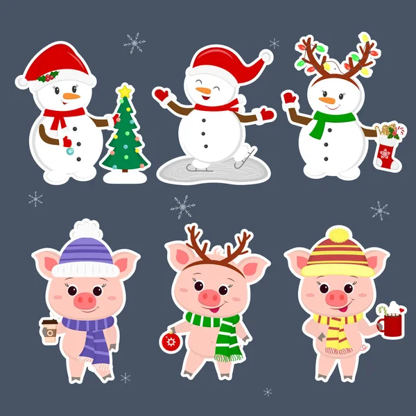 Neujahrs- und Weihnachtskarte. Ein Set mit drei Schneemännern und drei Schweinen ist typisch für verschiedene Hüte und Posen im Winter. Weihnachtsbaum, Socke mit Plätzchen, Heißgetränke. Cartoon-Stil, Vektor — Stockvektor