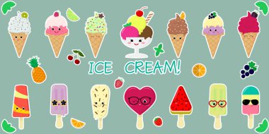 On dört çıkartmalar dondurma sevimli kawaii karakter gülümseme bir dizi, bir waffle fincan ve bir sopa, meyve ve çilek yeşil bir arka plan ve metin üzerinde beyaz bir vuruş. Düz stil vektör çizimi