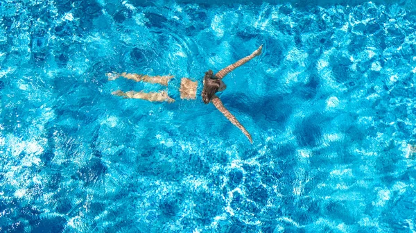 리조트 개념에서 휴일에 수영장에서 적극적인 여자의 항공기 — 스톡 사진