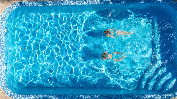 Vista Aérea Superior Las Niñas Agua Piscina Desde Arriba Niños —  Fotos de Stock