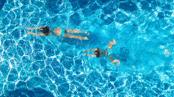 Letecký Pohled Shora Dívek Bazénové Vody Shora Aktivní Děti Plavat — Stock fotografie