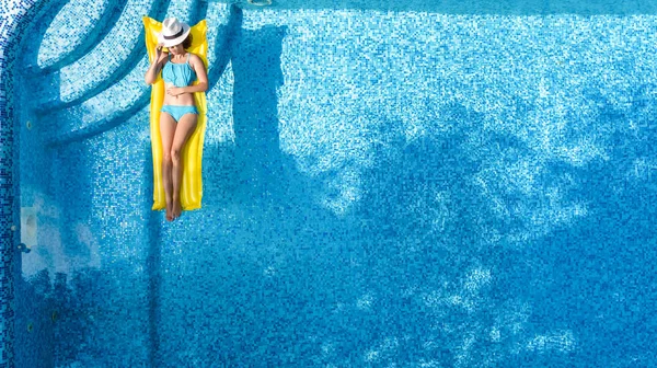 Menina Bonita Relaxando Piscina Nada Colchão Inflável Diverte Água Férias — Fotografia de Stock