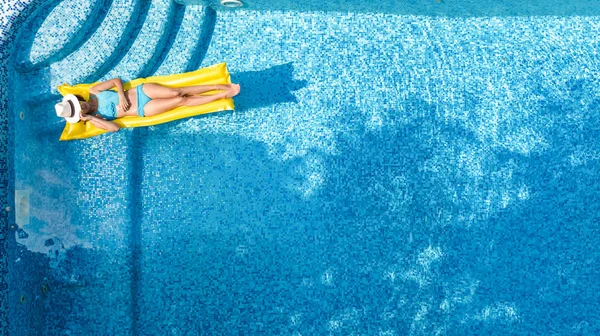 Menina Bonita Relaxando Piscina Nada Colchão Inflável Diverte Água Férias — Fotografia de Stock