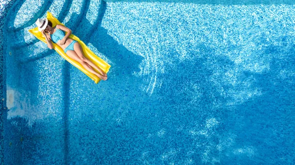 Menina Bonita Relaxando Piscina Nada Colchão Inflável Diverte Água Férias — Fotografia de Stock