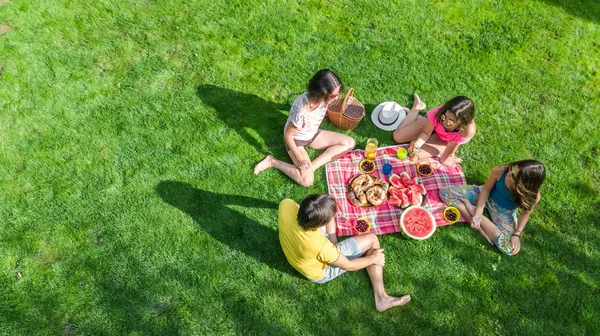 Счастливая Семья Устраивающая Пикник Парке Родители Детьми Сидящие Траве Питающиеся — стоковое фото