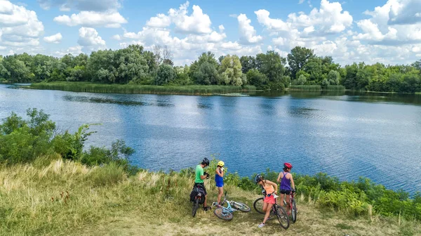 Family Bikes Cycling Outdoors Active Parents Kids Bicycles Aerial View — Stock Photo, Image