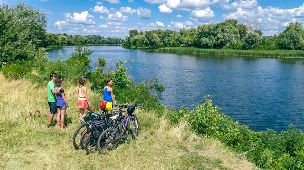 Family Bikes Cycling Outdoors Active Parents Kids Bicycles Aerial View — Stock Photo, Image