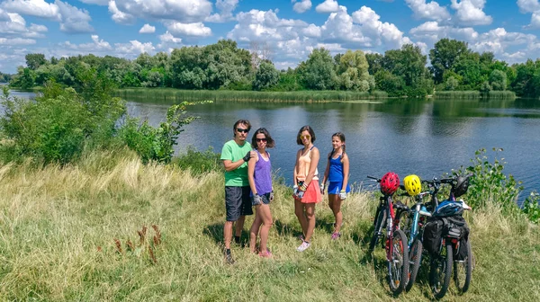 Family Bikes Cycling Outdoors Active Parents Kids Bicycles Aerial View — Stock Photo, Image