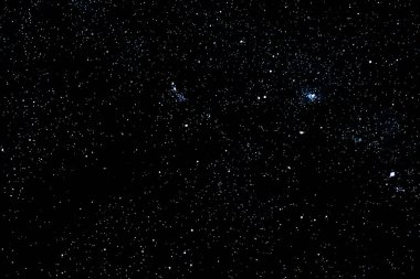 Yıldızlı arka plan siyah yıldız ve galaksi uzayın gökyüzü gece evren