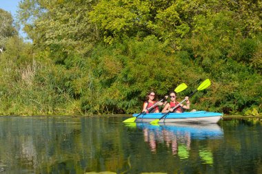 Aile Kayak, anne ve kızı nehir Kano turu eğlenceli, aktif sonbahar hafta sonu ve tatil çocuklu, fitness kavramı içinde kayık kürek çekmeye