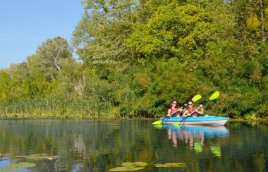 Aile Kayak, anne ve kızı nehir Kano turu eğlenceli, aktif sonbahar hafta sonu ve tatil çocuklu, fitness kavramı içinde kayık kürek çekmeye
