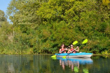 Aile Kayak, anne ve kızı nehir Kano turu eğlenceli, aktif sonbahar hafta sonu ve tatil çocuklu, fitness kavramı içinde kayık kürek çekmeye