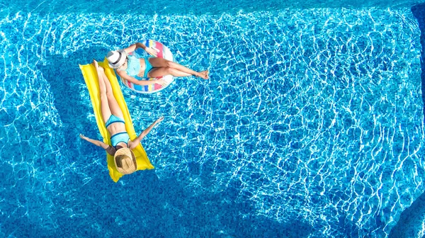 空中无人机视图儿童在游泳池从上面 快乐的孩子们在充气环和床垫上游泳 女孩们在水中享受度假度假胜地的乐趣 — 图库照片