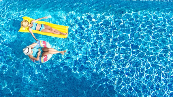 Hava Dron Görünümünü Yukarıda Yüzme Havuzundan Çocuklarda Mutlu Çocuklar Şişme — Stok fotoğraf