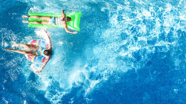 Luftaufnahme Von Kindern Schwimmbad Von Oben Glückliche Kinder Schwimmen Auf — Stockfoto