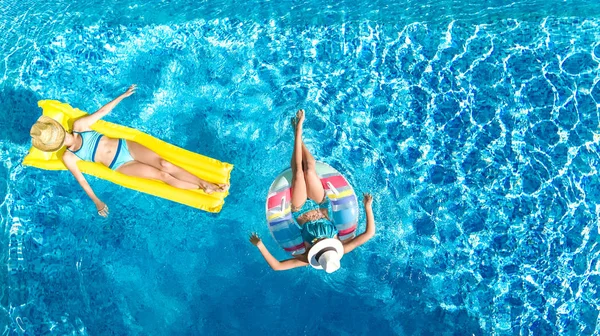 수영장에서 어린이의 항공기 매트리스 재미가 휴가에 리조트 — 스톡 사진