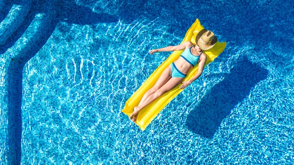 美丽的小女孩在游泳池里放松 在充气床垫上游泳 在水中享受家庭度假 热带度假胜地 空中无人机景观从上面 — 图库照片