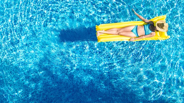 Hermosa Chica Joven Que Relaja Piscina Nada Colchón Inflable Divierte — Foto de Stock