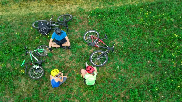 Familienradeln Auf Fahrrädern Freien Drohnenblick Von Oben Glückliche Aktive Eltern — Stockfoto