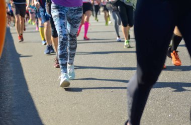 Maraton koşu yarışı, birçok koşucu ayaklarıyla yol yarışı, spor müsabakası, fitness ve sağlıklı yaşam tarzı konsepti