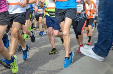 Maraton koşu yarışı, birçok koşucu ayaklarıyla yol yarışı, spor müsabakası, fitness ve sağlıklı yaşam tarzı konsepti