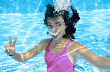 Yüzme havuzunda sualtı, aktif genç dalışlar ve aile tatil tatil eğlenir su, çocuk fitness ve spor altında mutlu kız yüzüyor
