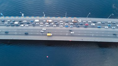 Köprü yol otomobil trafik sıkışıklığı yukarıdan, şehir ulaşım kavramı birçok otomobil Hava dron görünümü