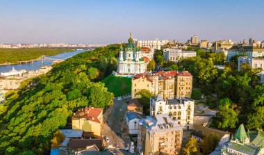 Hava dron görünümü Saint Andrew's Kilisesi ve Andreevska street yukarıdan, cityscape Podol bölgesinin günbatımı, manzarası Kiev şehir (Kiev), Ukrayna