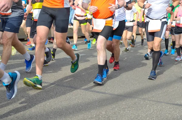 マラソンランニングレース ロードレース スポーツ競技 フィットネス 健康的なライフスタイルのコンセプトに多くのランナーの足 — ストック写真