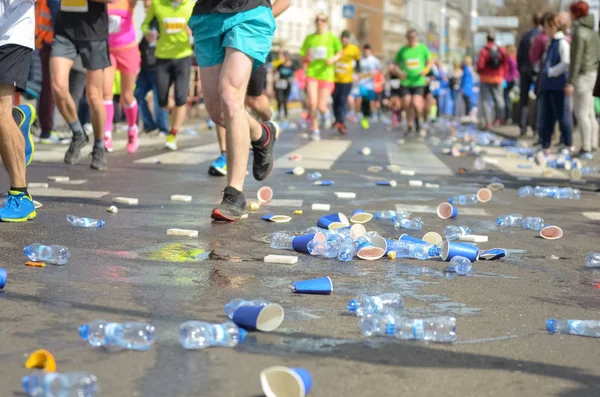 Carrera Maratón Pies Corredores Vasos Agua Plástico Carretera Cerca Del —  Fotos de Stock