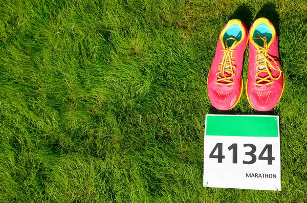 Zapatillas Running Babero Carrera Maratón Número Sobre Hierba Fondo Deporte — Foto de Stock